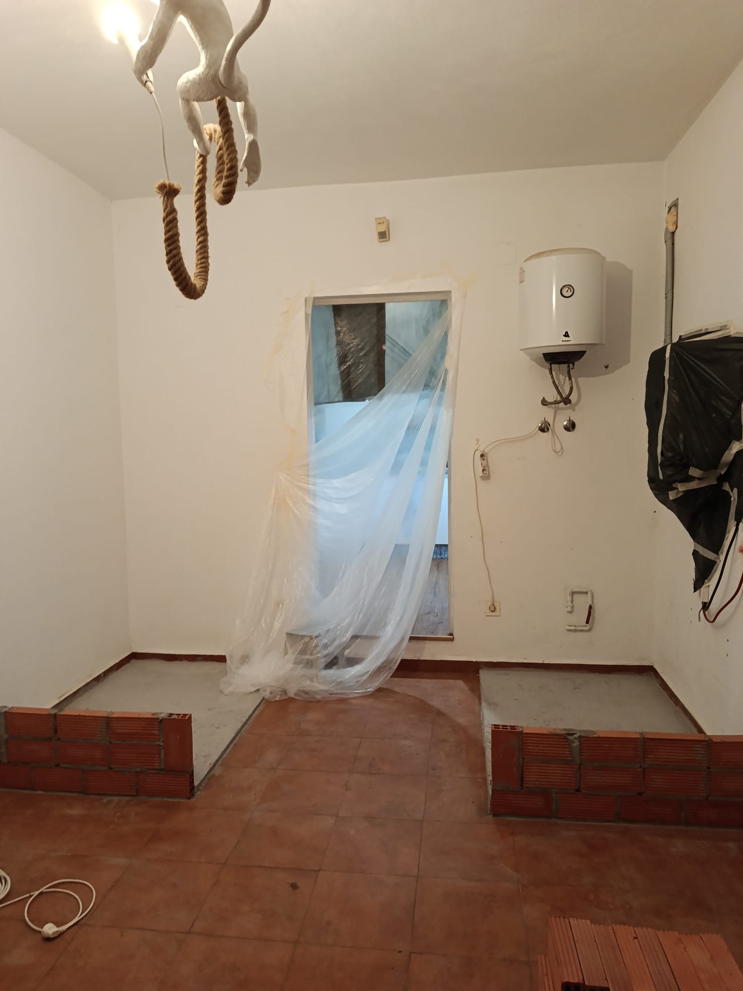 Construcción de cerramientos para un armario empotrado de aluminio.