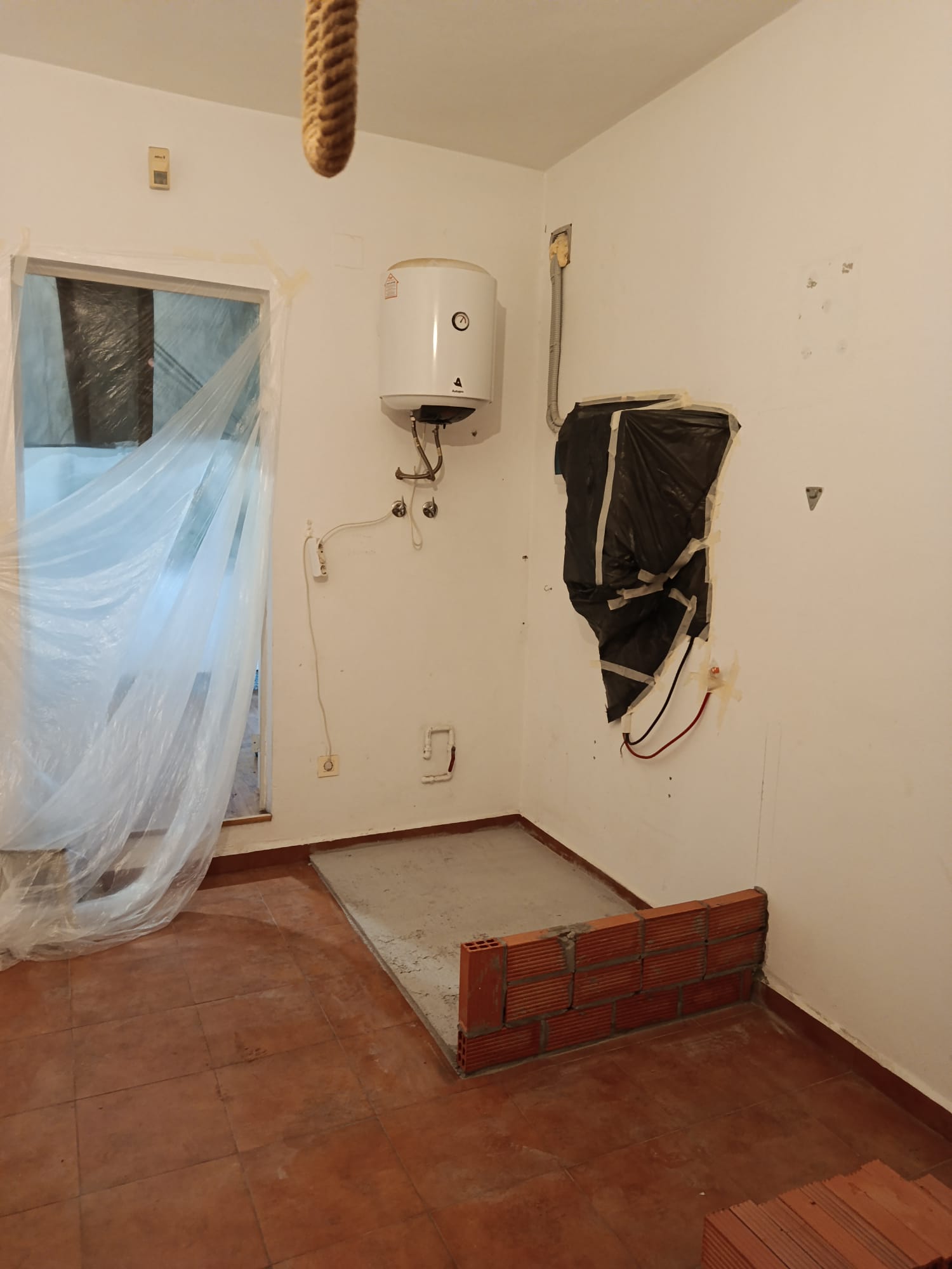 Construcción de cerramientos para un armario empotrado de aluminio.