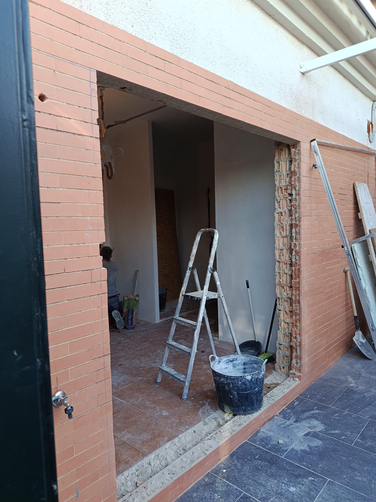 Instalación de cierre de aluminio en Almensilla